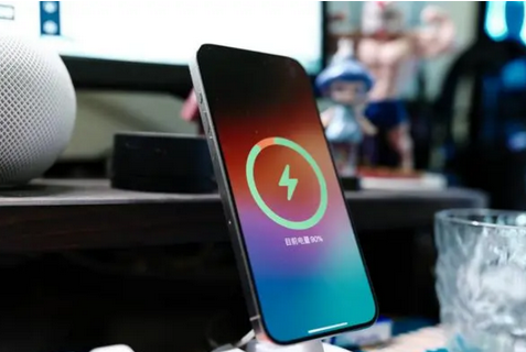 北关苹果15换屏服务分享用什么充电器给iPhone15充电更好 